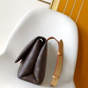 Alternative view of p670•Cowhide leather•Cowhide leather trim•Fabric lining•Metal hardware•Flap closure•Front embellished with LOUIS VUITTON embroidery•Main compartment•Back zippered pocket•Interior slip pocket•Shoulder strap: Detachable, adjustable•Strap length: 58.0 cm•Adjustable to: 50.0 cm